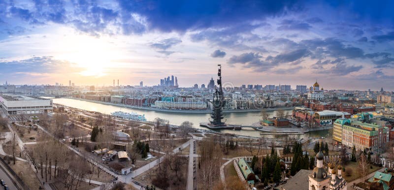 Panorama aérien grand-angulaire de centre de la ville de Moscou, de rivière de Moscou et de monument à Peter I