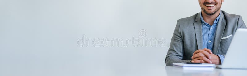 Panorama banner-ului fără chip, secțiunea mijlocie a corpului, tânăr om de afaceri zâmbitor, om de afaceri fericit, într-un birou royalty free stock images