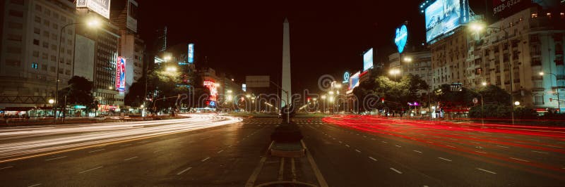 Panorama bij nacht van Avenida 9 DE Julio, breedste weg in de wereld, en Gr Obelisco, de Obelisk, Buenos aires, Argentinië royalty-vrije stock afbeelding Panorama bij nacht van Avenida 9 DE Julio, breedste weg in de wereld, en Gr Obelisco, de Obelisk, Buenos aires, Argentinië royalty-vrije stock afbeelding