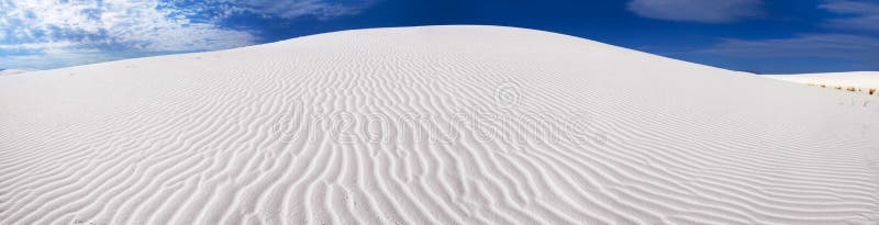 Panorama blanco de la duna de arena