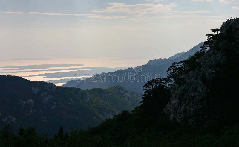 Panorama bonito do beira-mar de Paklenica NP