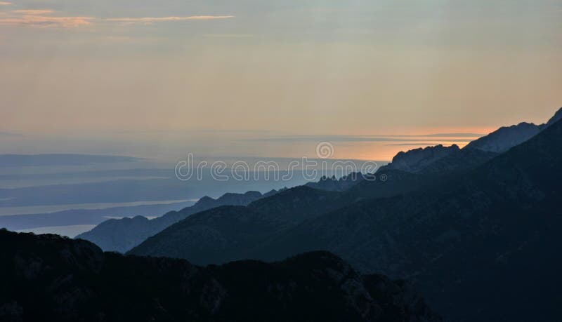 Panorama bonito do beira-mar de Paklenica NP