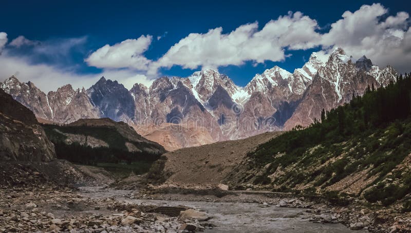 Panorama centrale delle montagne di Karakorum immagini stock libere da diritti Panorama centrale delle montagne di Karakorum immagini stock libere da diritti
