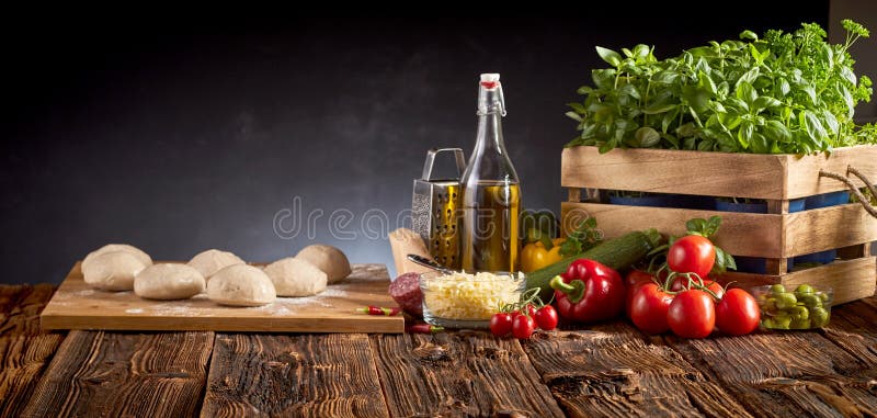 Panorama com alimentos frescos para a cozinha italiana