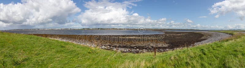 Panorama com Vegetação na Ilha Hare com a cidade Galway ao fundo imagens de stock Panorama com Vegetação na Ilha Hare com a cidade Galway ao fundo imagens de stock