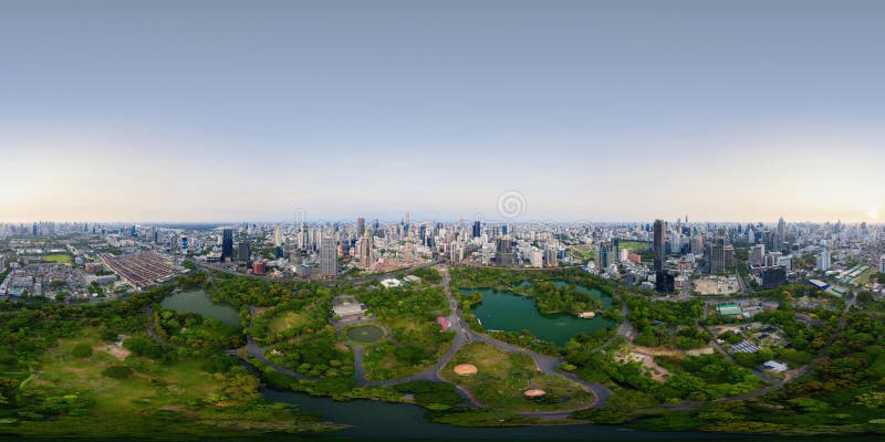 360 panorama con angolo di 180° panorama senza saldatura dell'antenna degli alberi verdi nel lumpini park sathorn bangkok nel cent