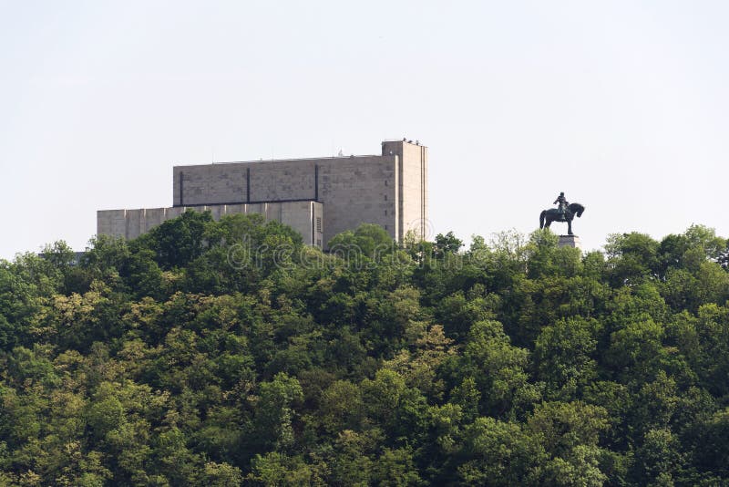 Panorama con la estatua ecuestre de Jan Zizka delante de Vitkov conmemorativo nacional, día de Praga de verano soleado fotos de archivo libres de regalías Panorama con la estatua ecuestre de Jan Zizka delante de Vitkov conmemorativo nacional, día de Praga de verano soleado fotos de archivo libres de regalías