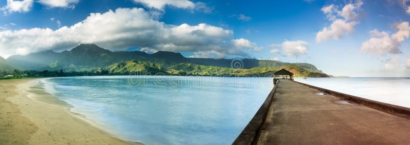 Panorama con pantalla grande de la bahía y del embarcadero de Hanalei en Kauai Hawaii imagen de archivo libre de regalías Panorama con pantalla grande de la bahía y del embarcadero de Hanalei en Kauai Hawaii imagen de archivo libre de regalías