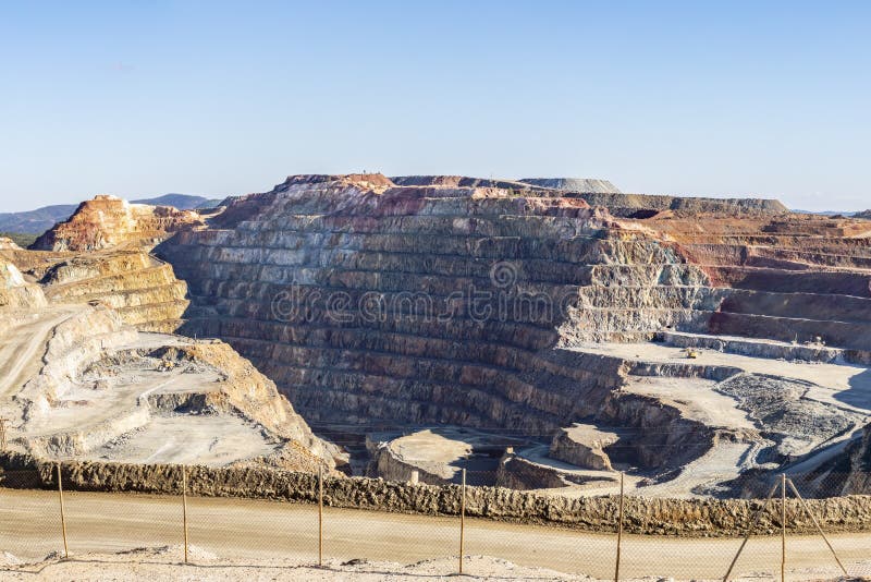 Panorama corta atalaya cu niveluri miniere în bazinul minelor deschise. excavarea în profunzime a piritului și extragerea minerale royalty free stock photo