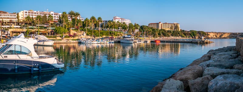 Panorama costiero di Cipro con yacht, barche, palme sul lungofiume e edifici alberghieri La località mediterranea di trasporto e