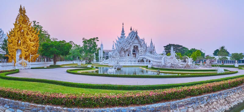 Panorama crépusculaire du temple blanc et du tombeau d'or, Chiang Rai, Thaïlande images libres de droits Panorama crépusculaire du temple blanc et du tombeau d'or, Chiang Rai, Thaïlande images libres de droits