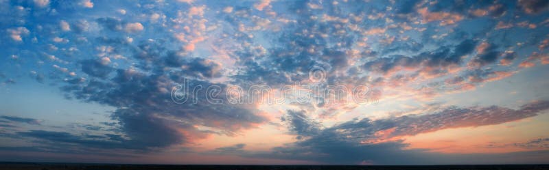 Panorama céu nublado no pôr do sol. nuvens cor-de-rosa