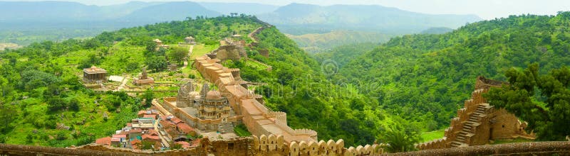Panorama d'antenne de mur de fort de Kumbhalgarh images libres de droits Panorama d'antenne de mur de fort de Kumbhalgarh images libres de droits