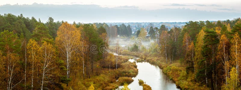 Panorama d'automne du brouillard de rivière de forêt de matin, photo stock Panorama d'automne du brouillard de rivière de forêt de matin, photo stock