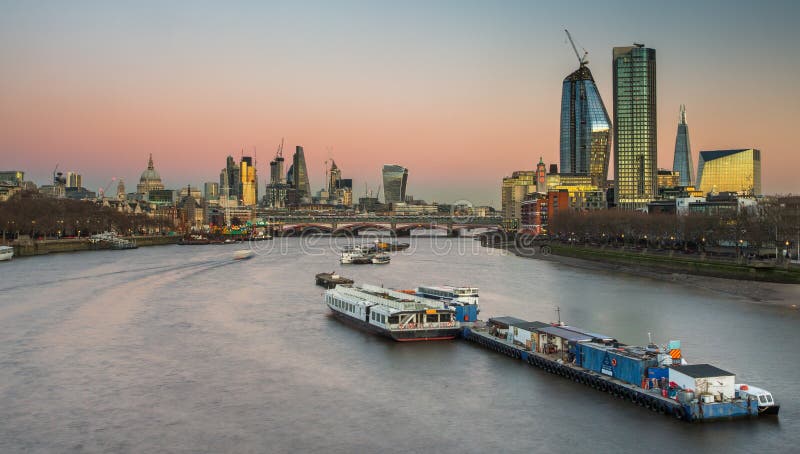 Panorama d'horizon de Londres la nuit, Angleterre le R-U La Tamise, photographie stock libre de droits Panorama d'horizon de Londres la nuit, Angleterre le R-U La Tamise, photographie stock libre de droits