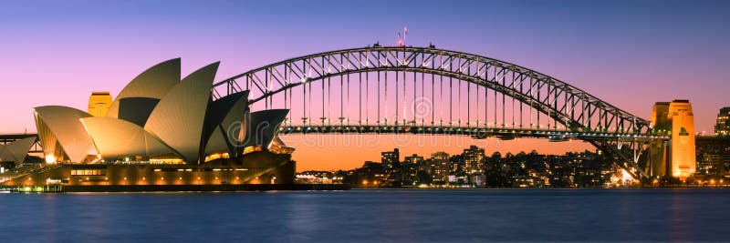 Panorama d'horizon de port de Sydney au crépuscule