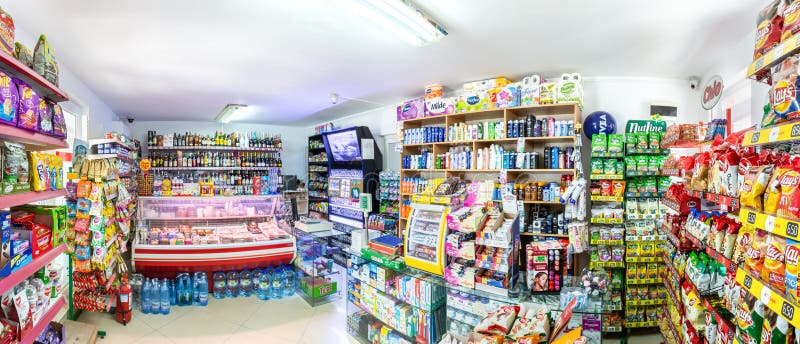Panorama d'intérieur du mini marché dans un camping populaire photos stock Panorama d'intérieur du mini marché dans un camping populaire photos stock