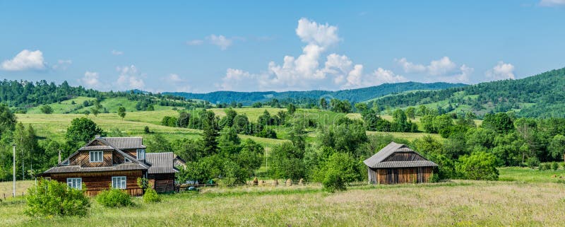 Panorama d'un petit village entour? par les collines vertes photo libre de droits Panorama d'un petit village entour? par les collines vertes photo libre de droits