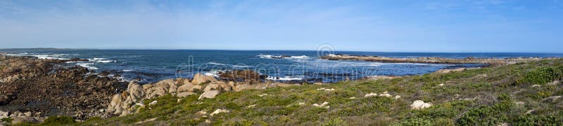 Panorama d'un rivage rocheux images libres de droits Panorama d'un rivage rocheux images libres de droits