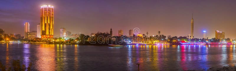 Panorama d'île de Gezira la nuit, le Caire, Egypte photographie stock libre de droits Panorama d'île de Gezira la nuit, le Caire, Egypte photographie stock libre de droits
