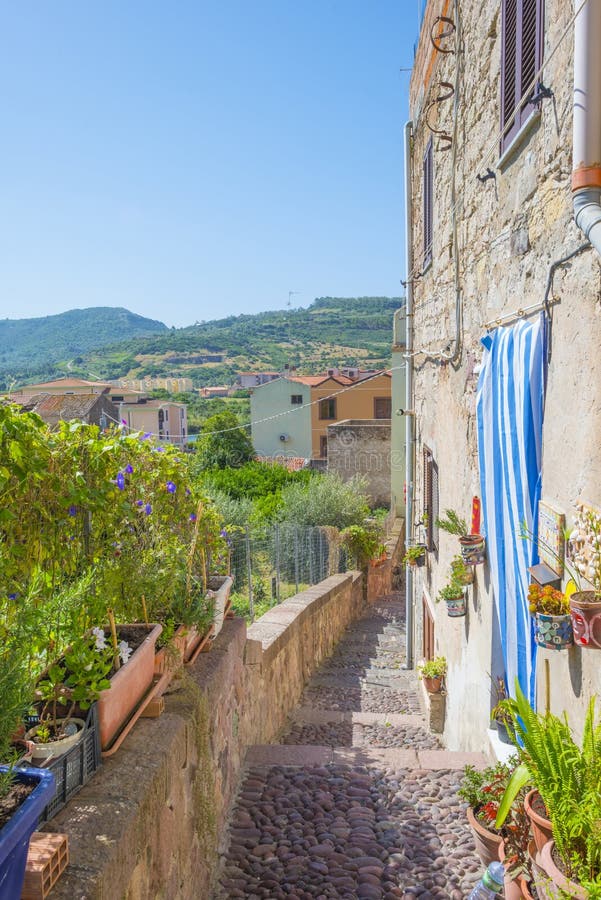 Cidade italiana Bosa encanta pela riqueza histórica e pelo