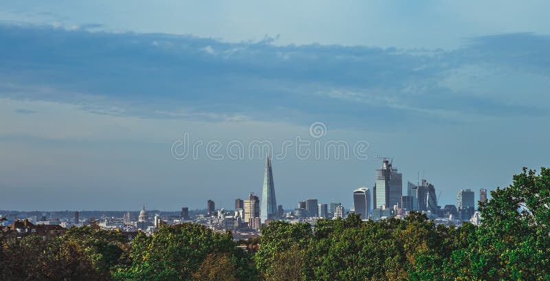 Panorama da cidade de Londres no verão foto de stock royalty free Panorama da cidade de Londres no verão foto de stock royalty free