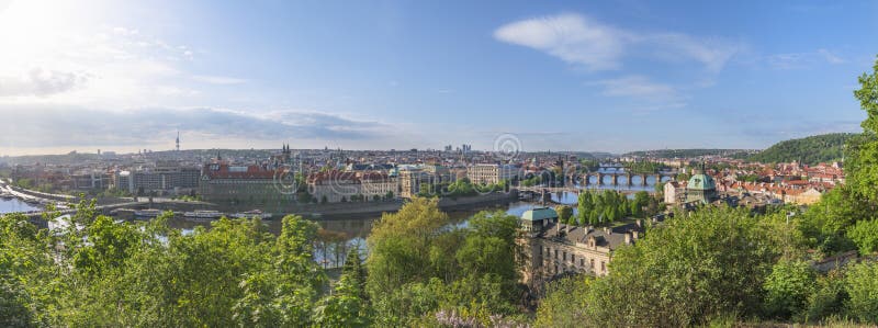 Panorama da cidade de Praga no verão imagem de stock royalty free Panorama da cidade de Praga no verão imagem de stock royalty free