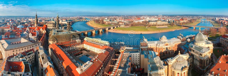 Panorama da cidade e de Elbe velhos, Dresden, Alemanha imagem de stock Panorama da cidade e de Elbe velhos, Dresden, Alemanha imagem de stock