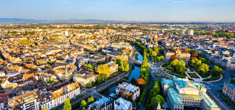 Panorama da cidade velha de Strasbourg com o canal du Falso-Rempart, França imagens de stock Panorama da cidade velha de Strasbourg com o canal du Falso-Rempart, França imagens de stock