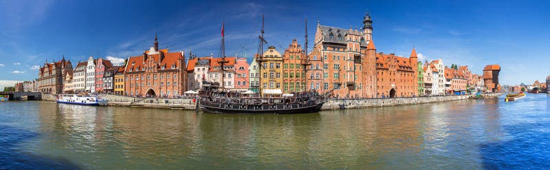 Panorama da cidade velha em Gdansk com o guindaste portuário histórico refletido no rio de Motlawa, Polônia fotos de stock Panorama da cidade velha em Gdansk com o guindaste portuário histórico refletido no rio de Motlawa, Polônia fotos de stock
