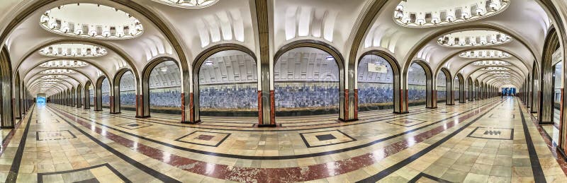 Panorama da estação de metro de Mayakovskaya em Moscou imagens de stock royalty free Panorama da estação de metro de Mayakovskaya em Moscou imagens de stock royalty free