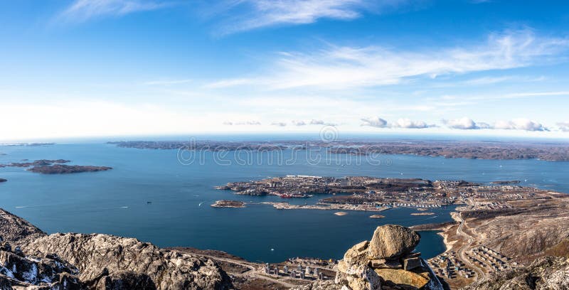 Panorama da luz do dia da cidade de Nuuk e de fiordes circunvizinhos imagem de stock royalty free Panorama da luz do dia da cidade de Nuuk e de fiordes circunvizinhos imagem de stock royalty free
