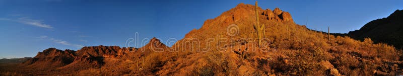 Panorama da montanha do deserto imagens de stock Panorama da montanha do deserto imagens de stock