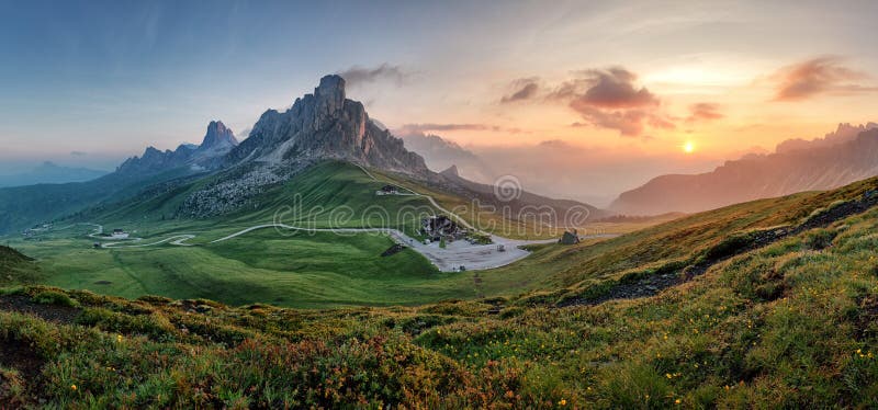 Panorama da natureza da montanha em cumes das dolomites, Itália