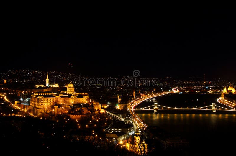 Panorama da noite de Budapest com o riverbank de Buda Castle e de Danúbio fotografia de stock royalty free Panorama da noite de Budapest com o riverbank de Buda Castle e de Danúbio fotografia de stock royalty free