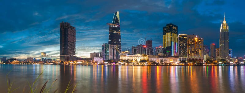 Panorama da noite de Saigon fotografia de stock Panorama da noite de Saigon fotografia de stock