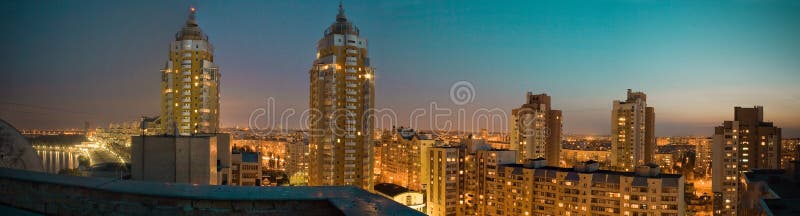 Panorama da noite do cais de Obolon fotografia de stock Panorama da noite do cais de Obolon fotografia de stock