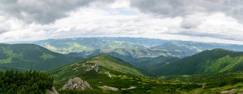 Panorama da paisagem da montanha do ver?o foto de stock royalty free Panorama da paisagem da montanha do ver?o foto de stock royalty free