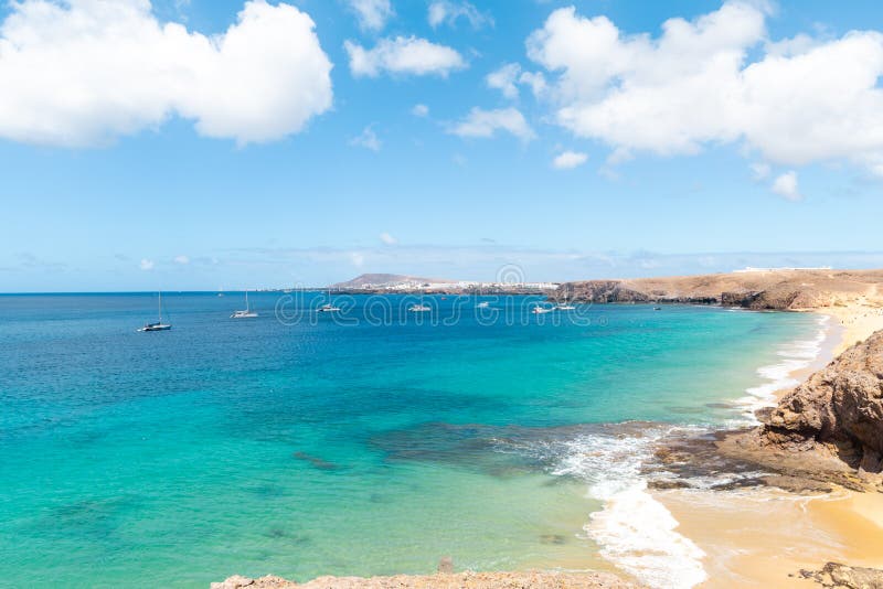 Panorama da praia bonita e do mar tropical de Lanzarote canaries fotografia de stock royalty free Panorama da praia bonita e do mar tropical de Lanzarote canaries fotografia de stock royalty free