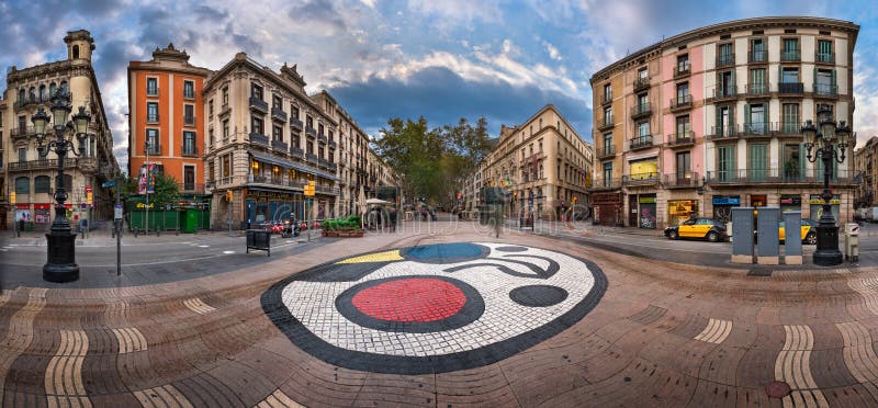 Panorama da rua de Rambla do La com Joan Miro Mosaic no assoalho, fotos de stock Panorama da rua de Rambla do La com Joan Miro Mosaic no assoalho, fotos de stock