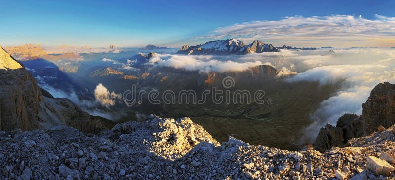 Panorama dans des Alpes de montagne Dolomity - Europe photos stock Panorama dans des Alpes de montagne Dolomity - Europe photos stock