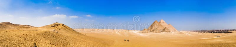 Panorama das grandes pirâmides de Giza, Egito fotos de stock royalty free Panorama das grandes pirâmides de Giza, Egito fotos de stock royalty free