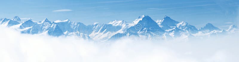 Panorama de alpes da paisagem da montanha da neve