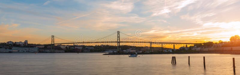 Panorama de Angus L Macdonald Bridge no por do sol fotos de stock Panorama de Angus L Macdonald Bridge no por do sol fotos de stock