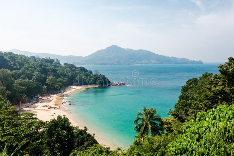 Panorama de la baie de la plage de Kamala à Phuket images libres de droits