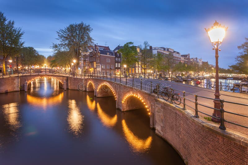 Panorama de beaux canaux d'Amsterdam avec le pont, Hollande photo libre de droits Panorama de beaux canaux d'Amsterdam avec le pont, Hollande photo libre de droits