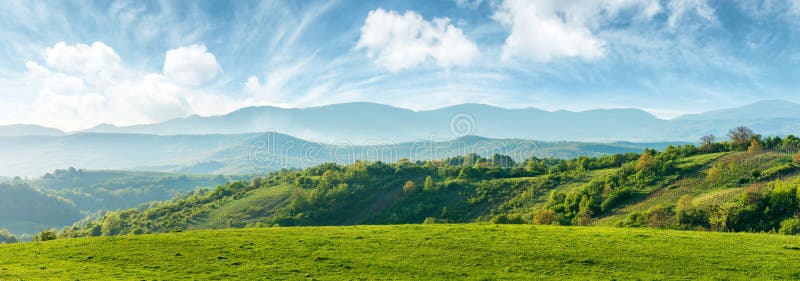 Panorama de belle campagne de la Roumanie
