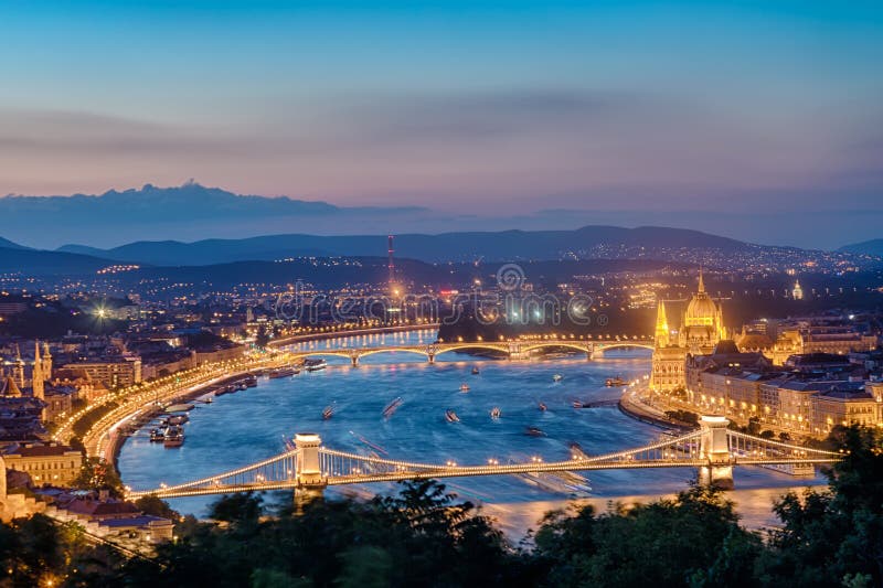 Panorama De Budapest Com O Parlamento E As Pontes Durante O Por Do Sol