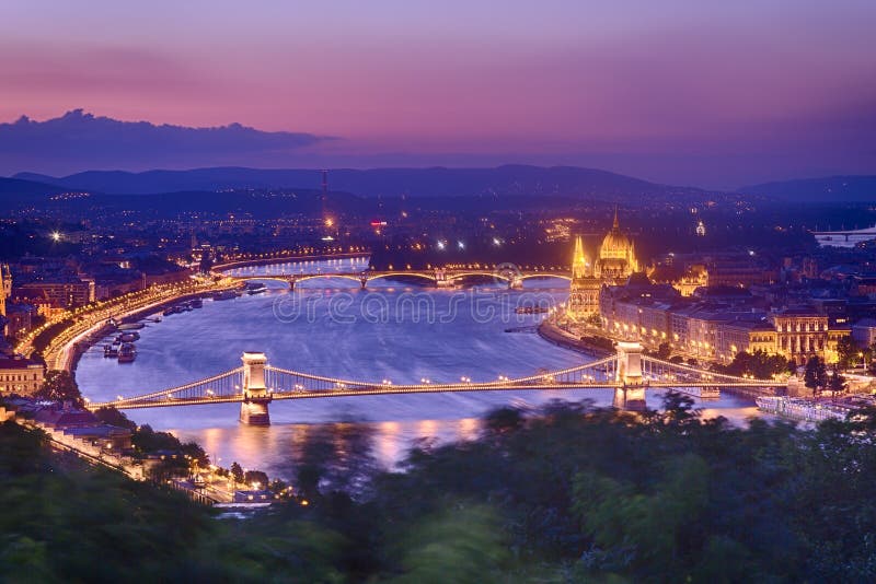 Panorama De Budapest Com O Parlamento E As Pontes Durante O Por Do Sol
