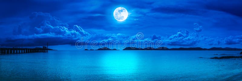 Panorama de ciel avec la pleine lune sur le paysage marin à la nuit